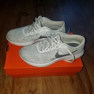 Woman's nike flex tennis shoes
